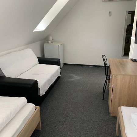 Penzion Holiday Trnava Esterno foto