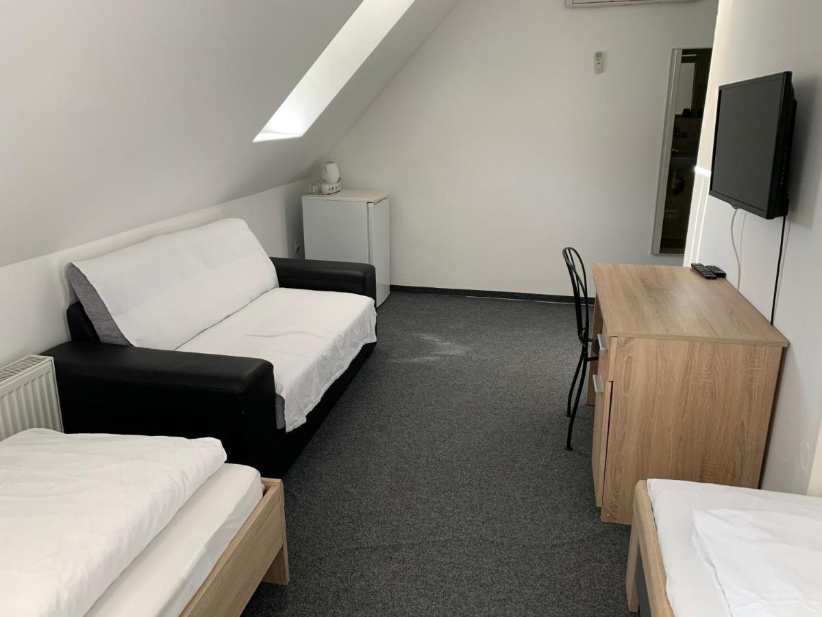 Penzion Holiday Trnava Esterno foto